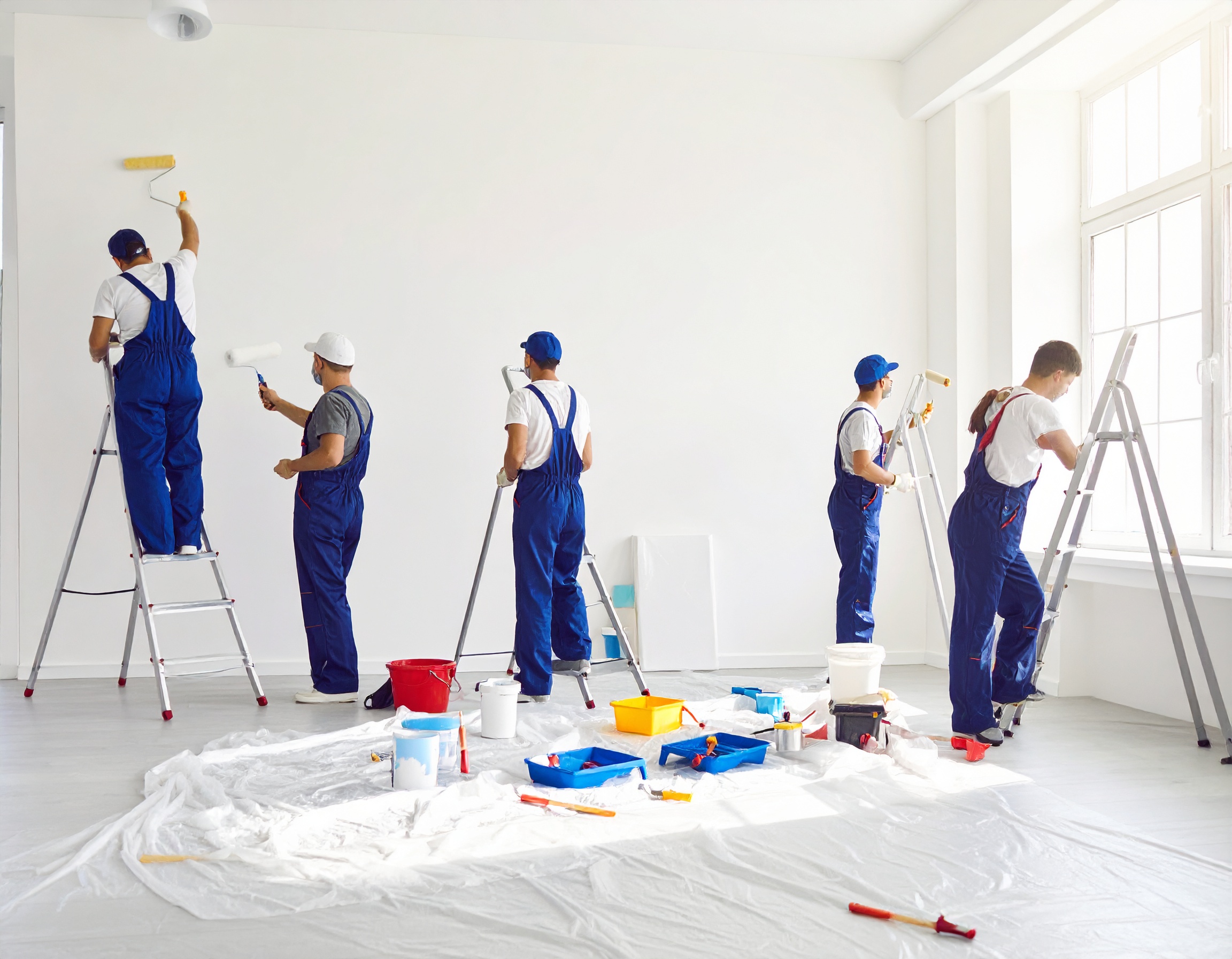 Des ouvriers en train de faire des travaux de peinture intérieure dans une maison