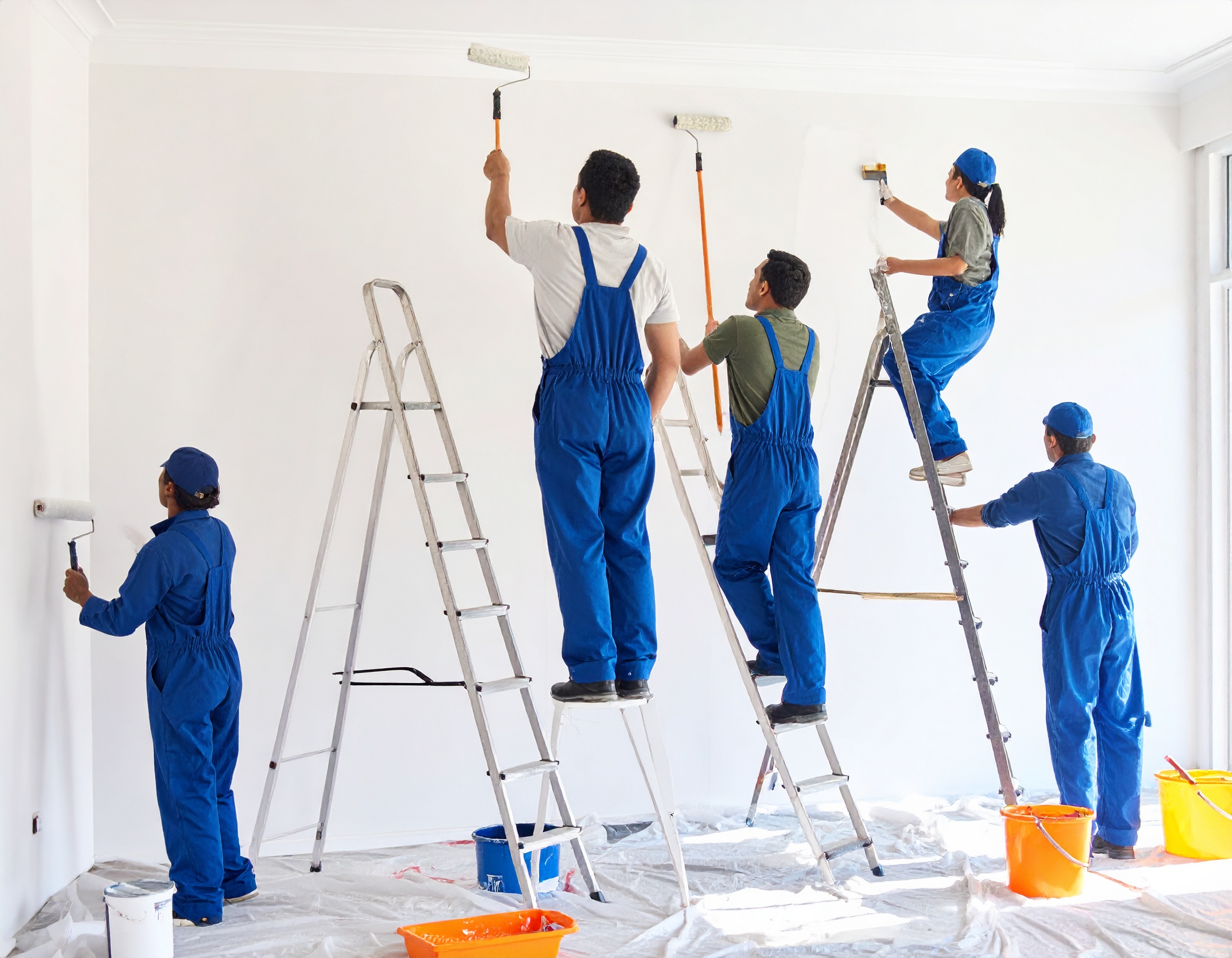 Des ouvriers en train de faire des travaux de peinture intérieure dans une maison