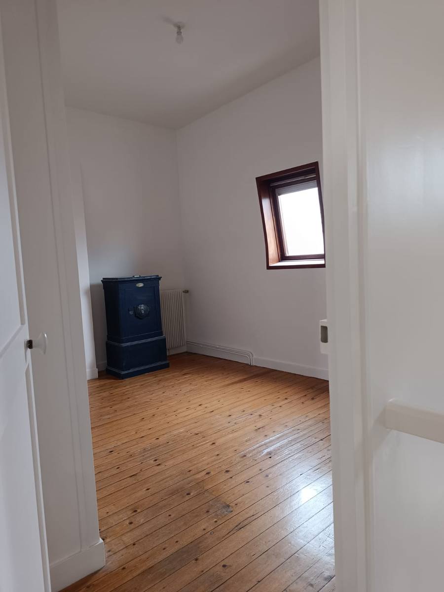 Travaux de rénovation des murs, peintures et pose de parquet dans une maison